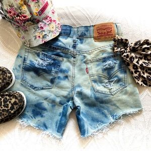 Levi’s acid wash denim jean shorts distressed